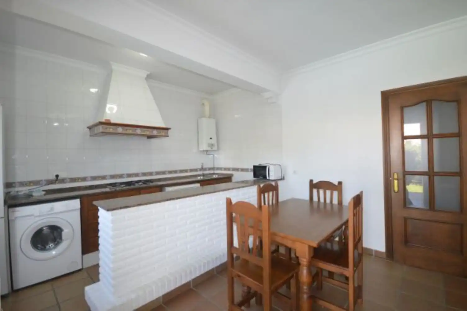 Cocina de Casa adosada de alquiler en Conil de la Frontera con Aire acondicionado, Jardín privado y Terraza
