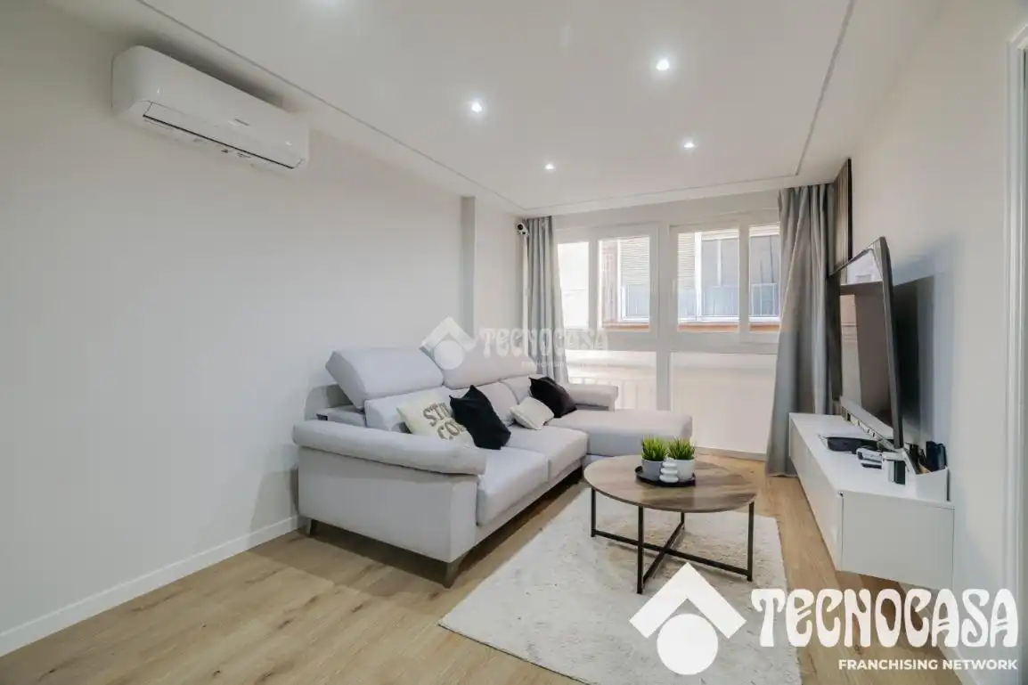 Living room of Flat for sale in Santa Coloma de Gramenet  with Air Conditioner, Heating and Parquet flooring