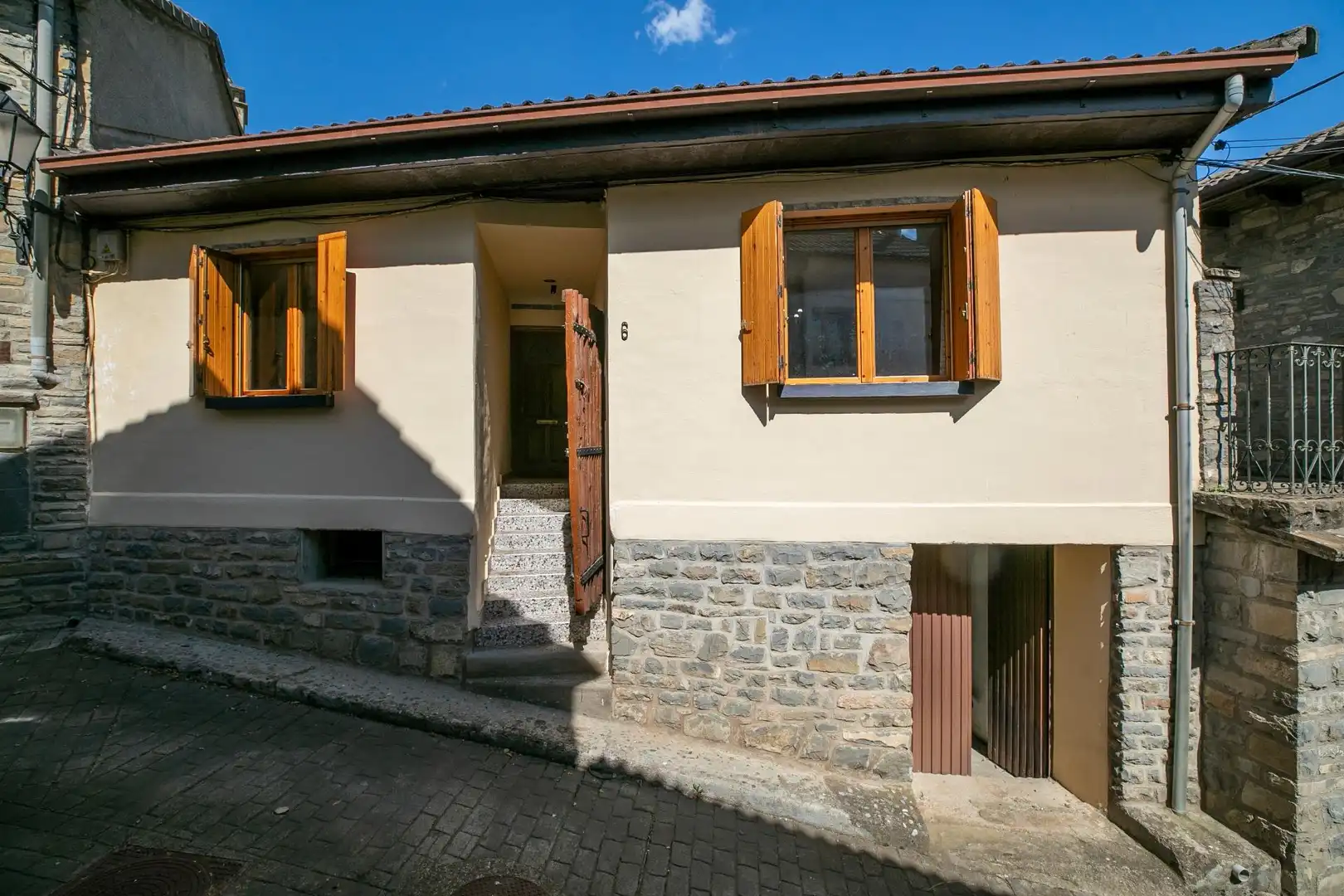 Vista exterior de Casa o xalet en venda en Castiello de Jaca amb Calefacció i Terrassa