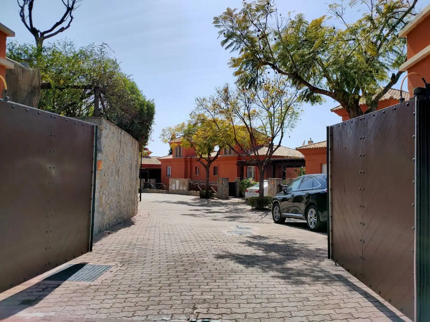 Vista exterior de Casa adosada de lloguer en Marbella amb Terrassa