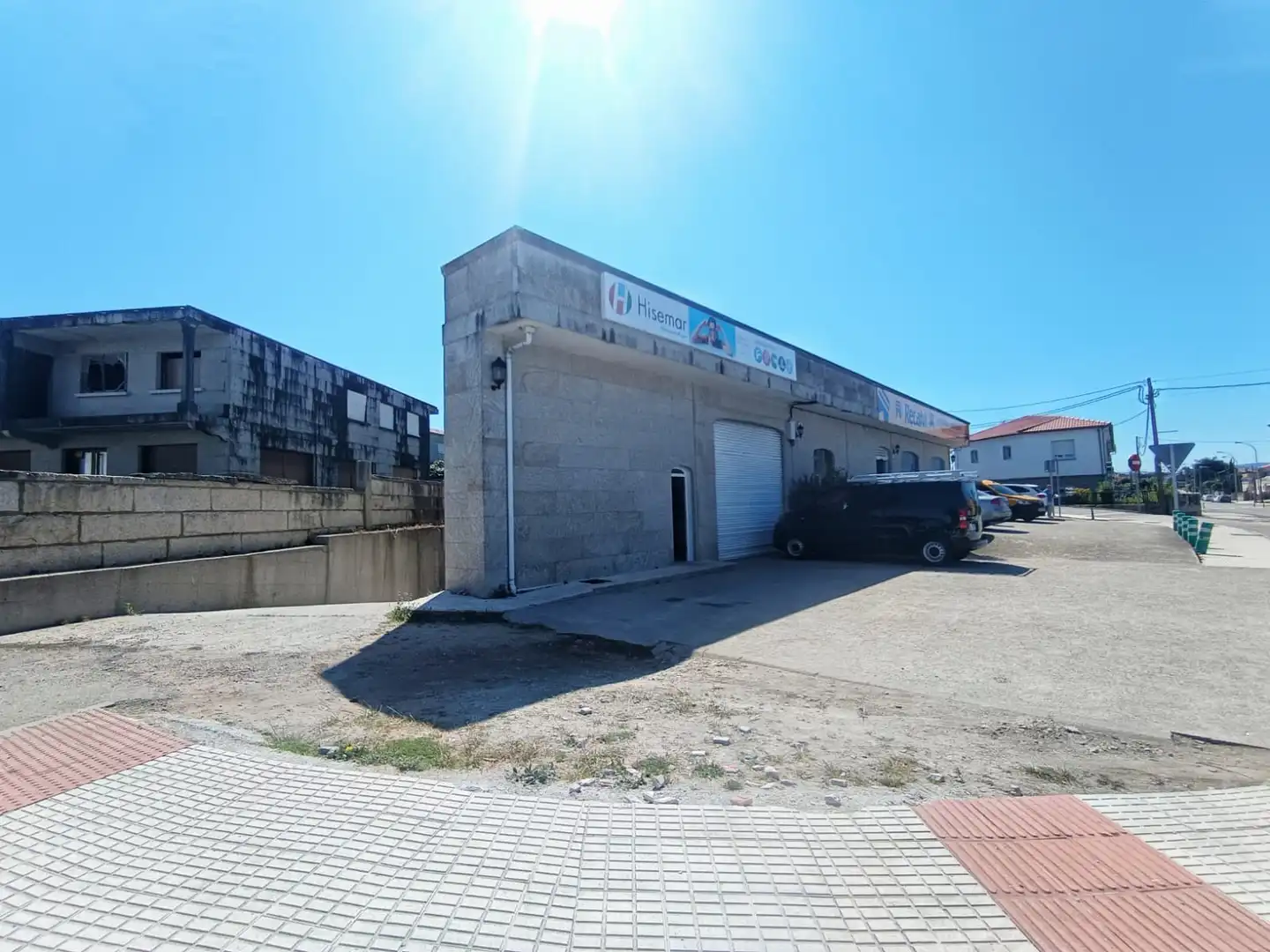 Vista exterior de Nau industrial en venda en Sanxenxo