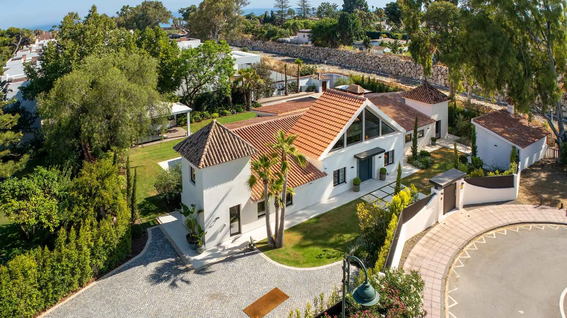 Vista exterior de Casa o xalet en venda en Marbella amb Aire condicionat, Jardí privat i Terrassa
