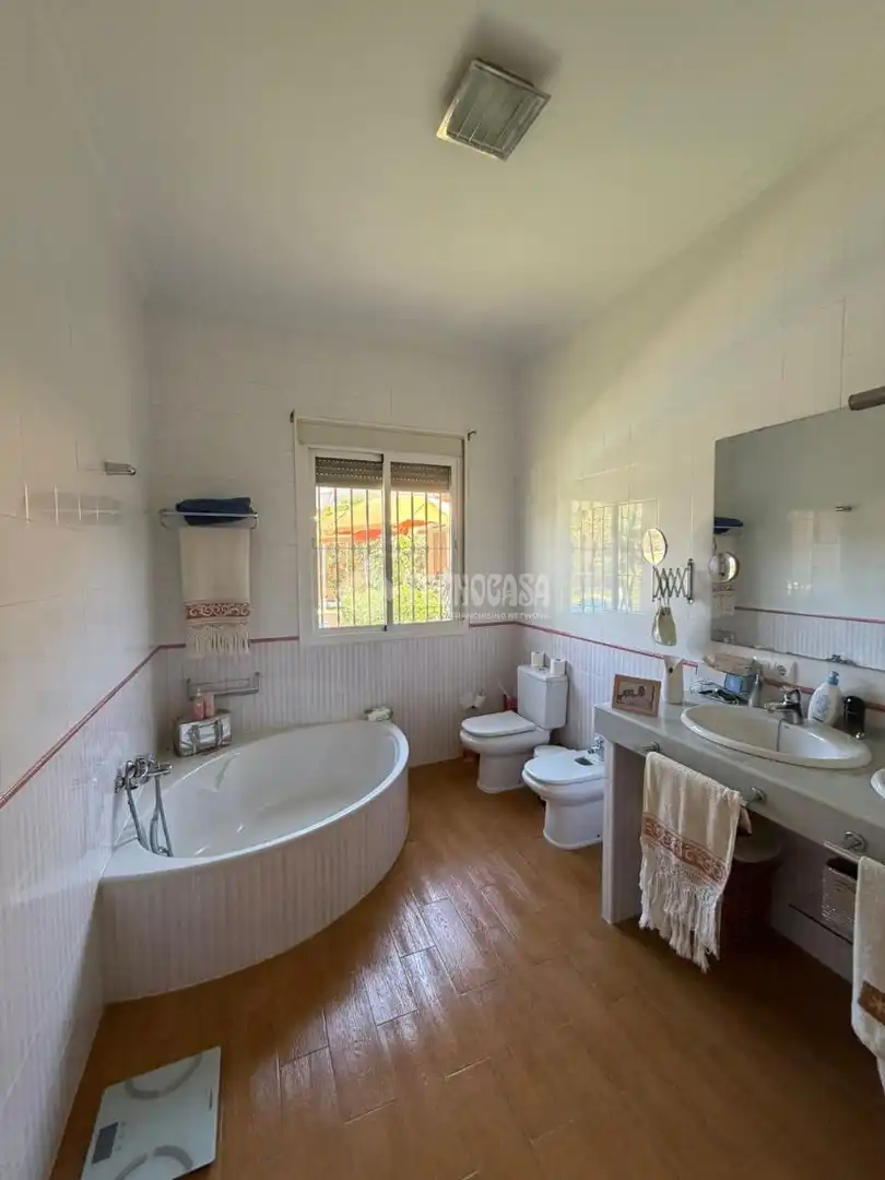 Bany de Casa o xalet en venda en Dos Hermanas amb Aire condicionat