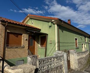 Vista exterior de Casa o xalet en venda en San Felices de Buelna amb Jardí privat i Traster