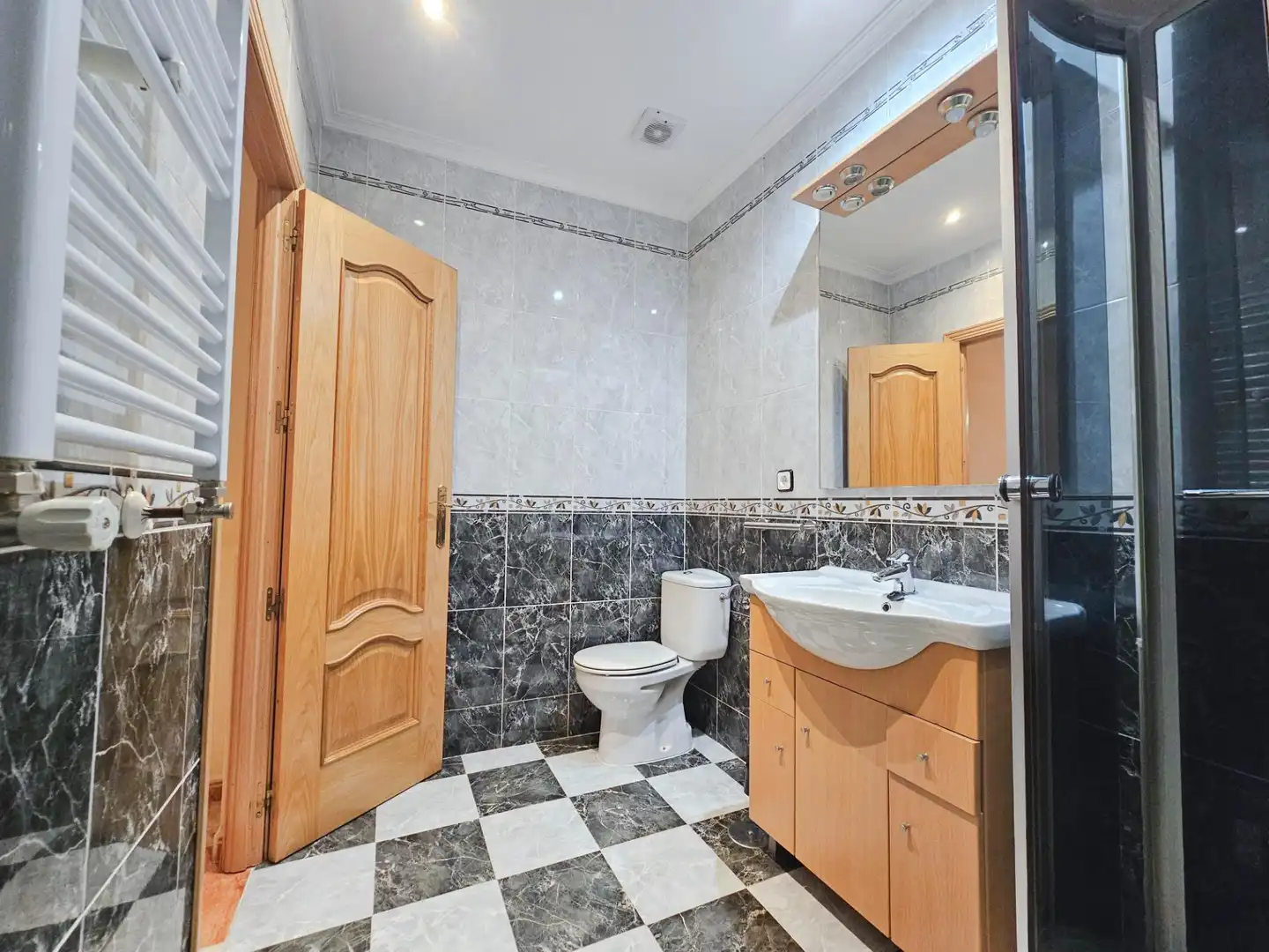Bathroom of Ground floor for sale in Madrid