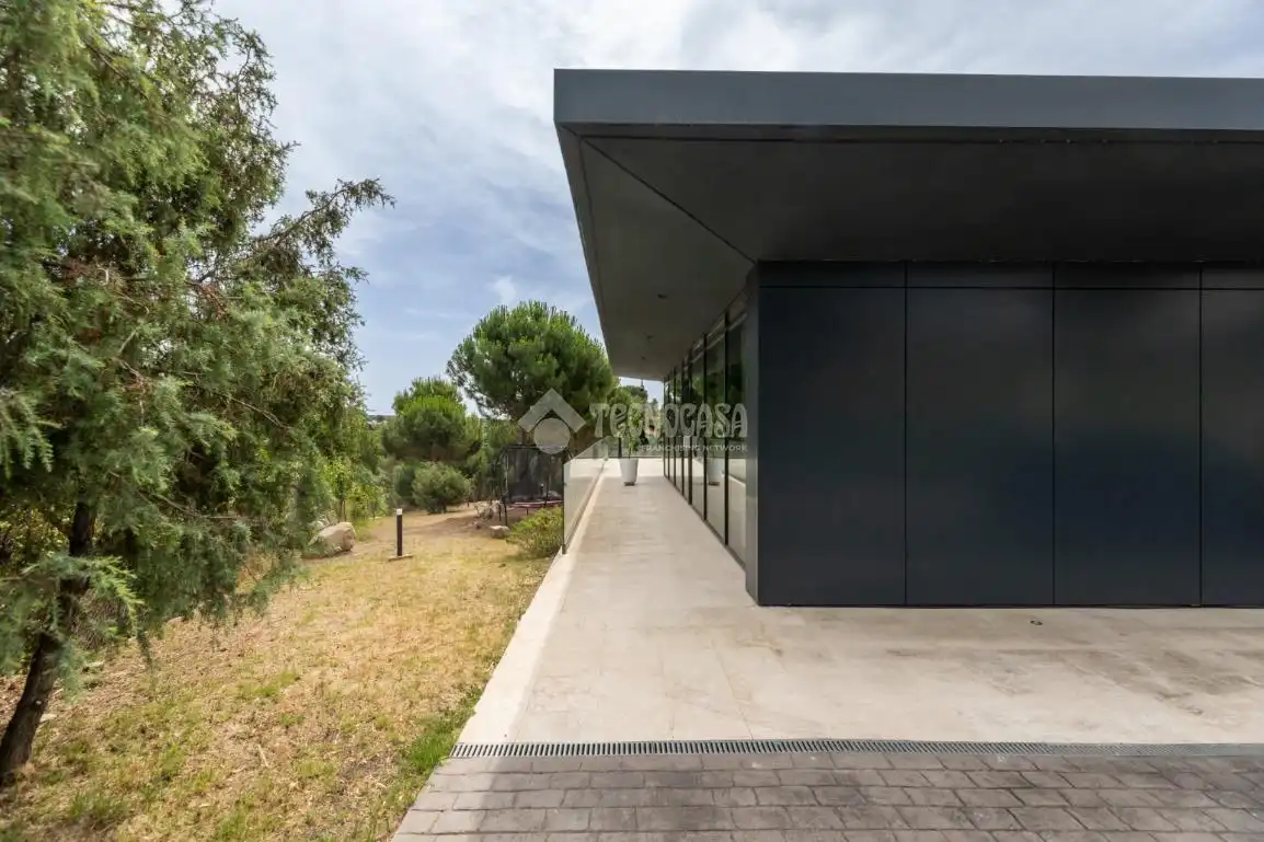 Vista exterior de Casa o xalet en venda en Torrelodones amb Aire condicionat, Calefacció i Jardí privat