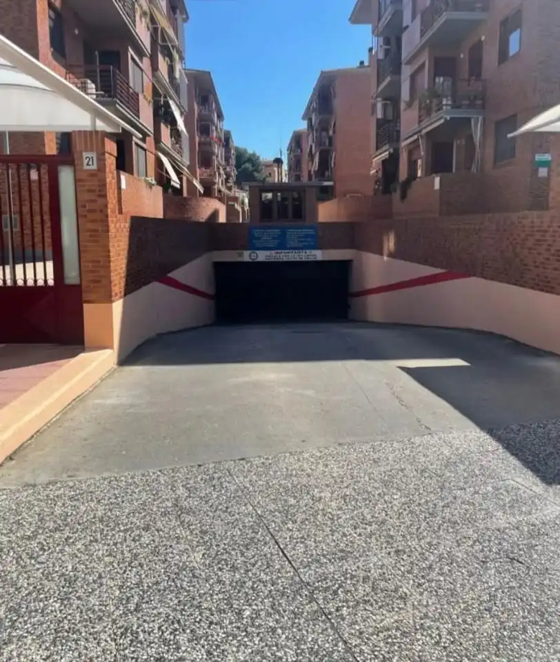 Parking de Piso en venta en Zaragoza con Aire acondicionado, Calefacción y Jardín privado