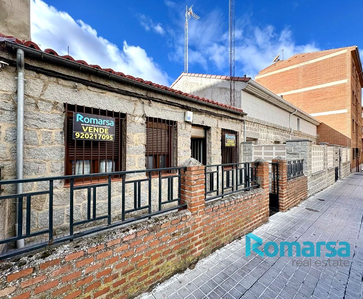 Exterior view of Single-family semi-detached for sale in Ávila Capital  with Heating, Private garden and Terrace