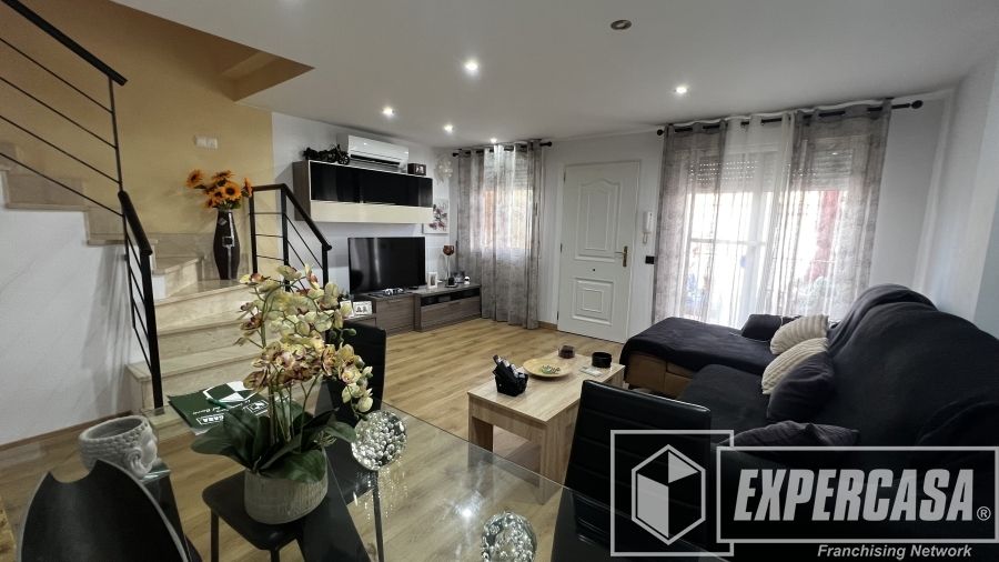 Sala d'estar de Casa adosada en venda en Almazora / Almassora amb Aire condicionat, Parquet i Terrassa