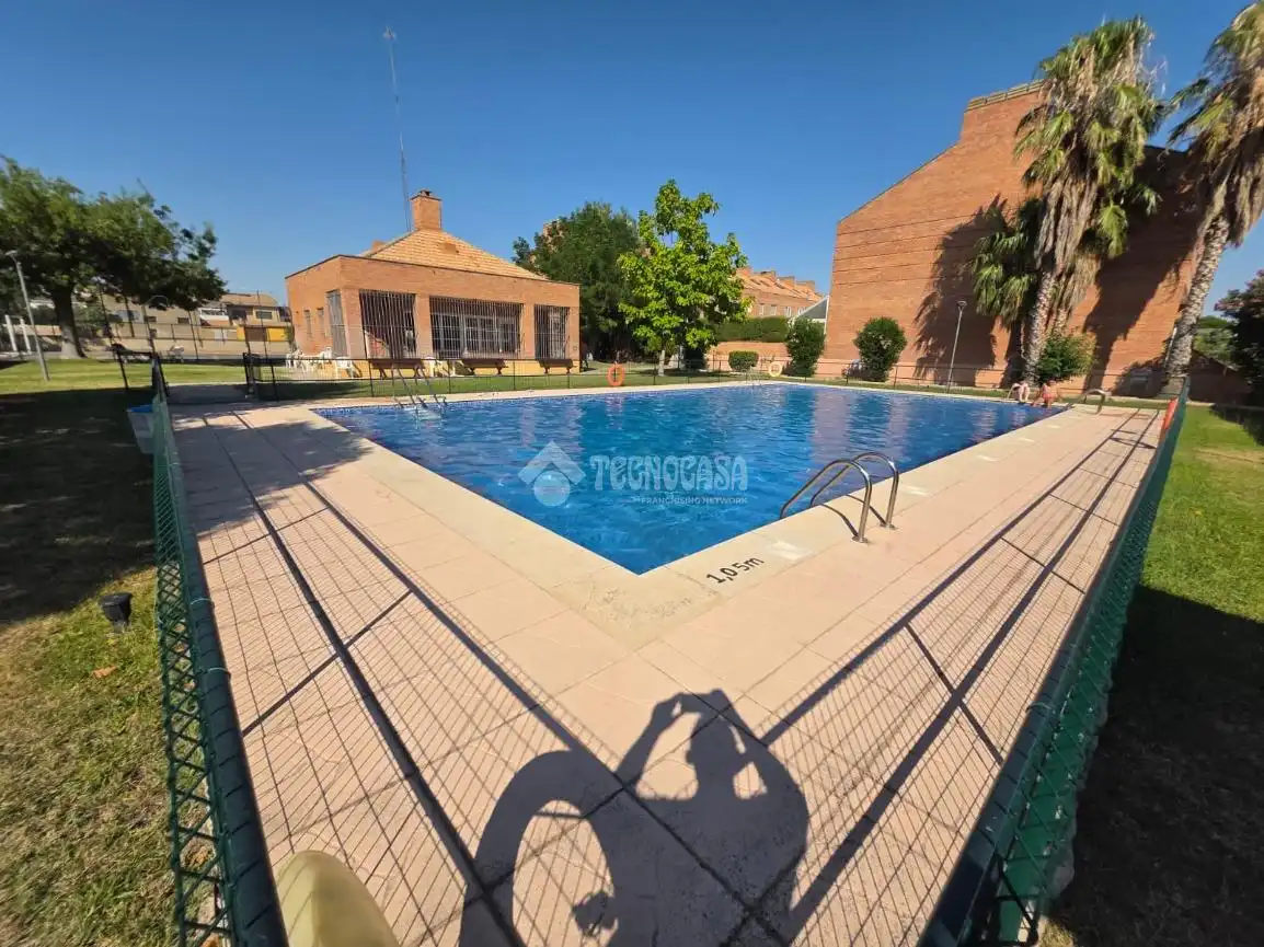 Piscina de Casa adosada en venda en Zaragoza amb Aire condicionat, Calefacció i Terrassa