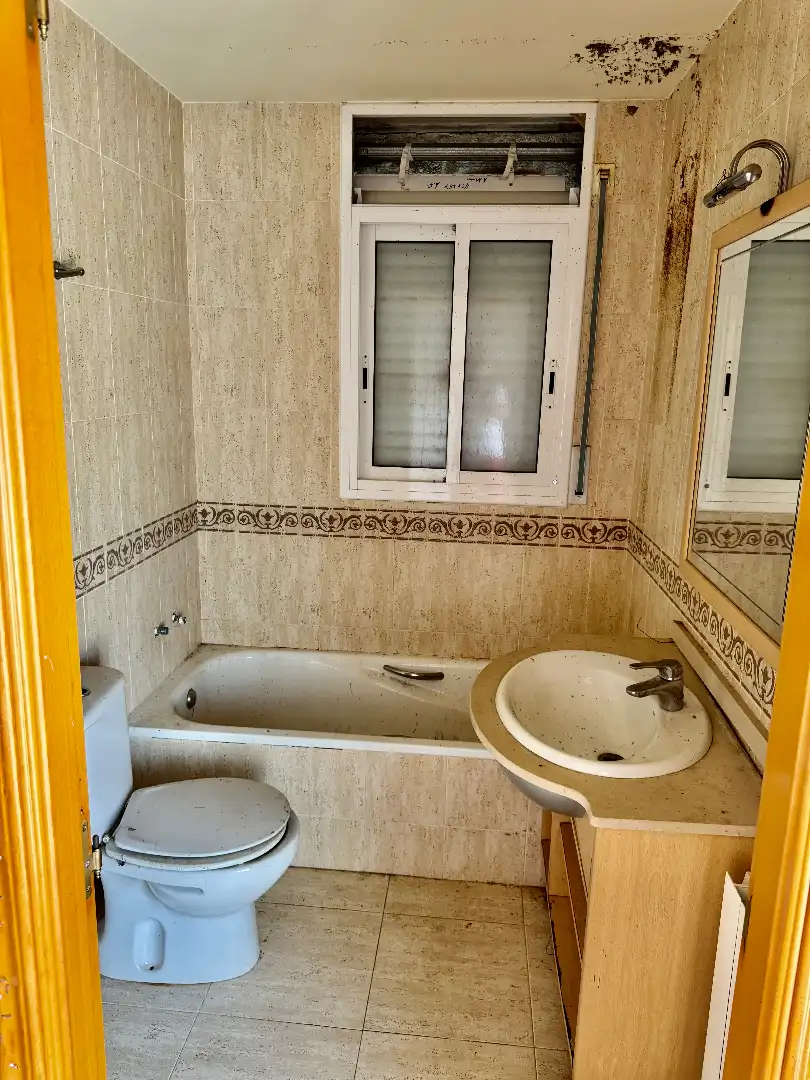 Bany de Casa o xalet en venda en El Vendrell amb Jardí privat, Terrassa i Piscina