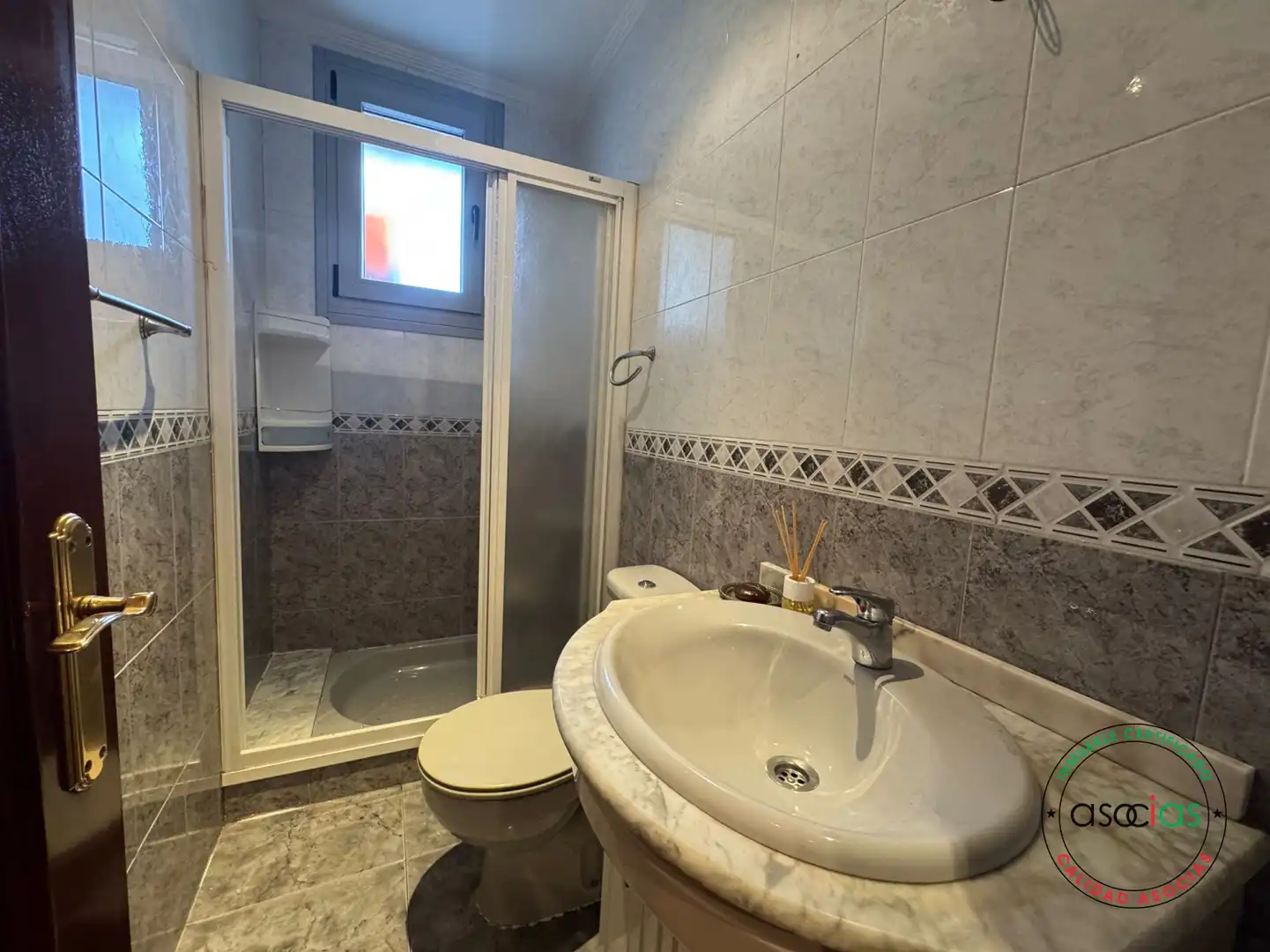 Baño de Piso en venta en Gijón  con Calefacción y Parquet