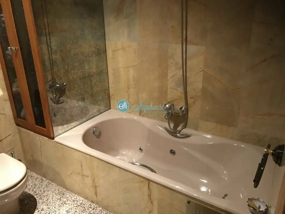Bany de Pis en venda en Segovia amb Calefacció, Parquet i Terrassa