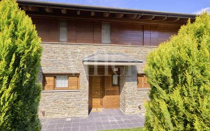 Vista exterior de Casa adosada en venda en Bellver de Cerdanya amb Calefacció, Jardí privat i Parquet