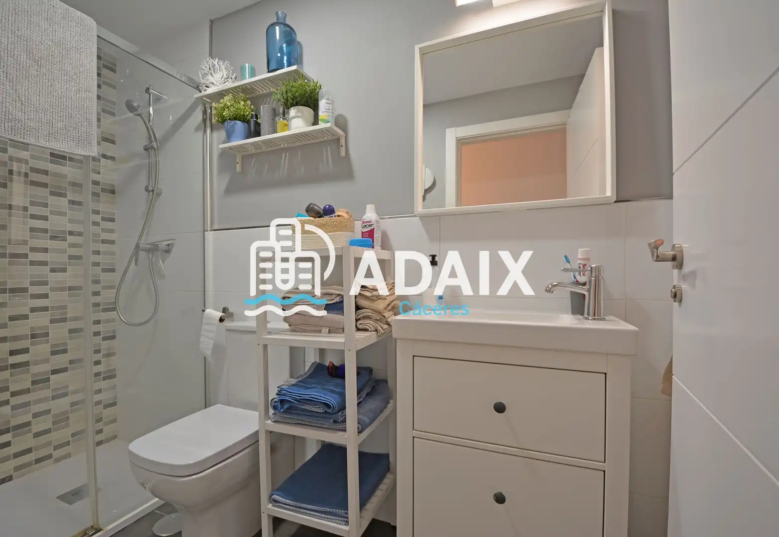Bathroom of Flat for sale in Cáceres  with Air Conditioner, Heating and Terrace