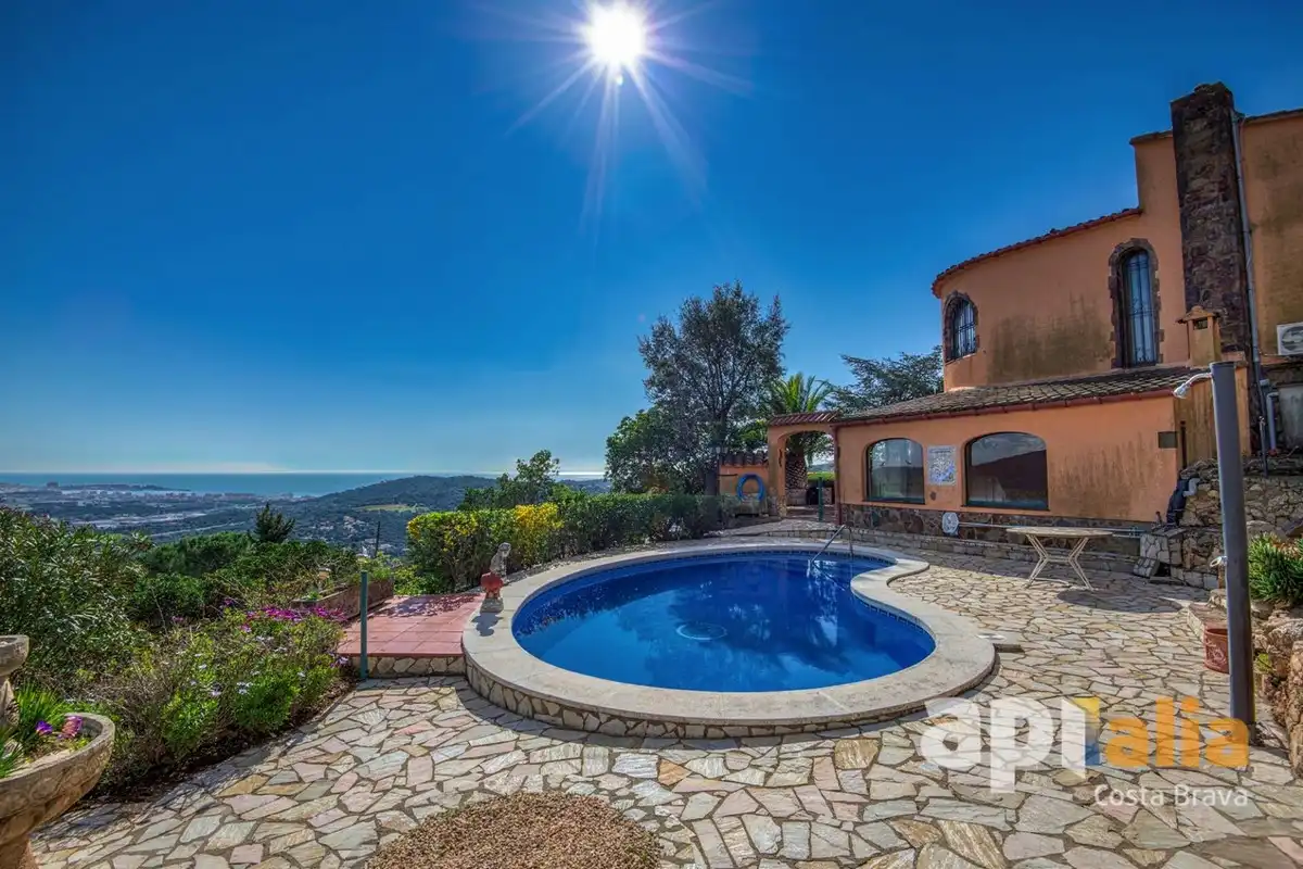 Chalet con piscina en venta en Carrer Basilea, imagen 4