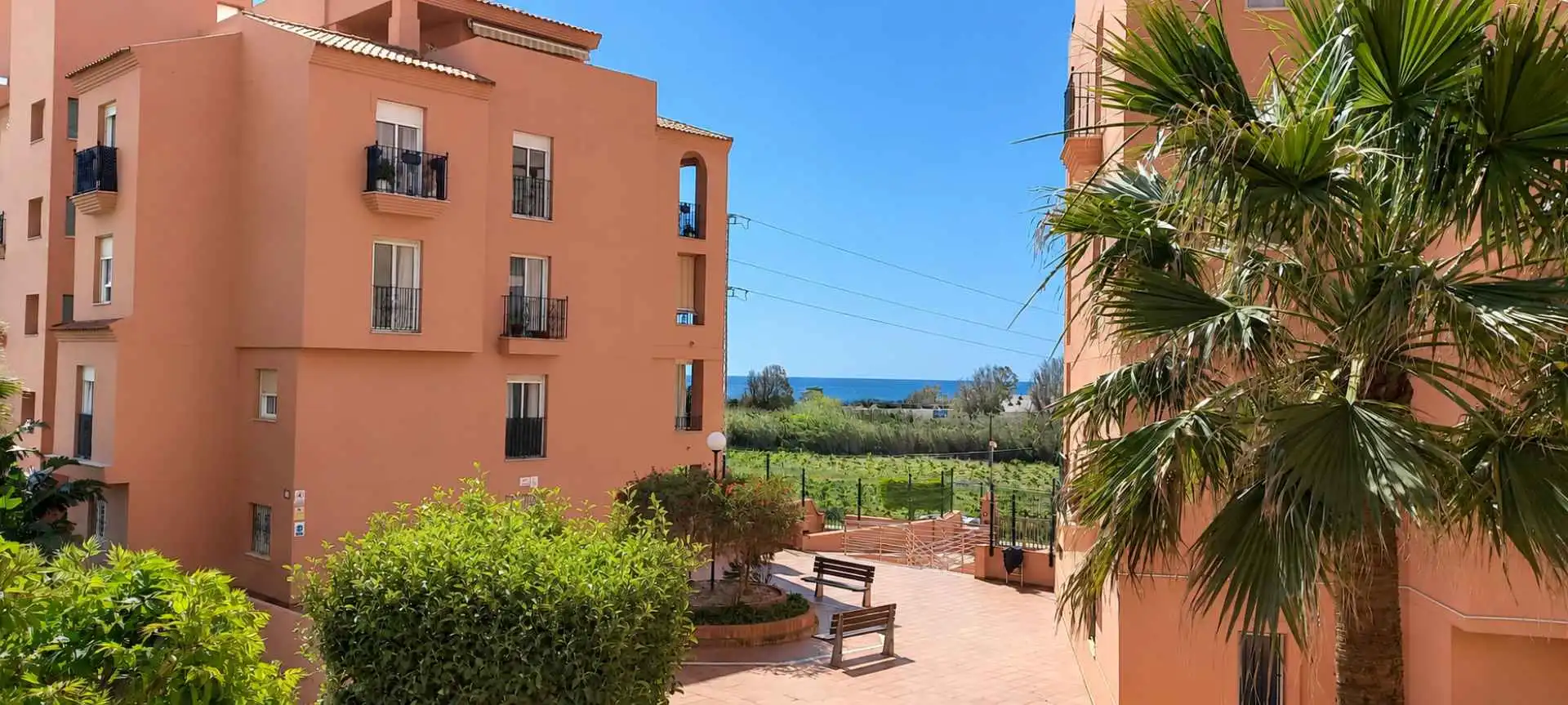 Vista exterior de Planta baja en venta en Manilva con Jardín privado, Terraza y Trastero
