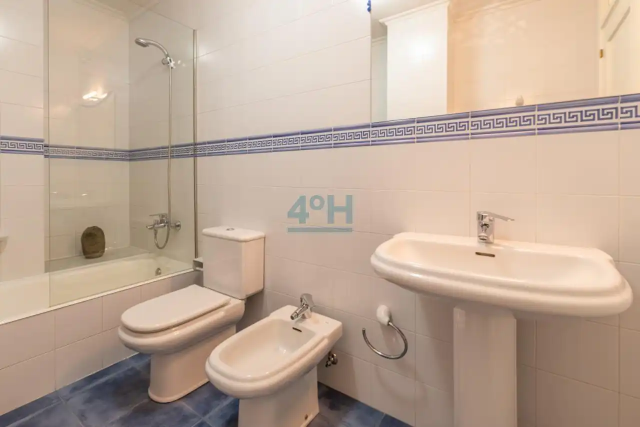 Bathroom of Apartments for rent in Ourense Capital   with Heating, Furnished and Balcony