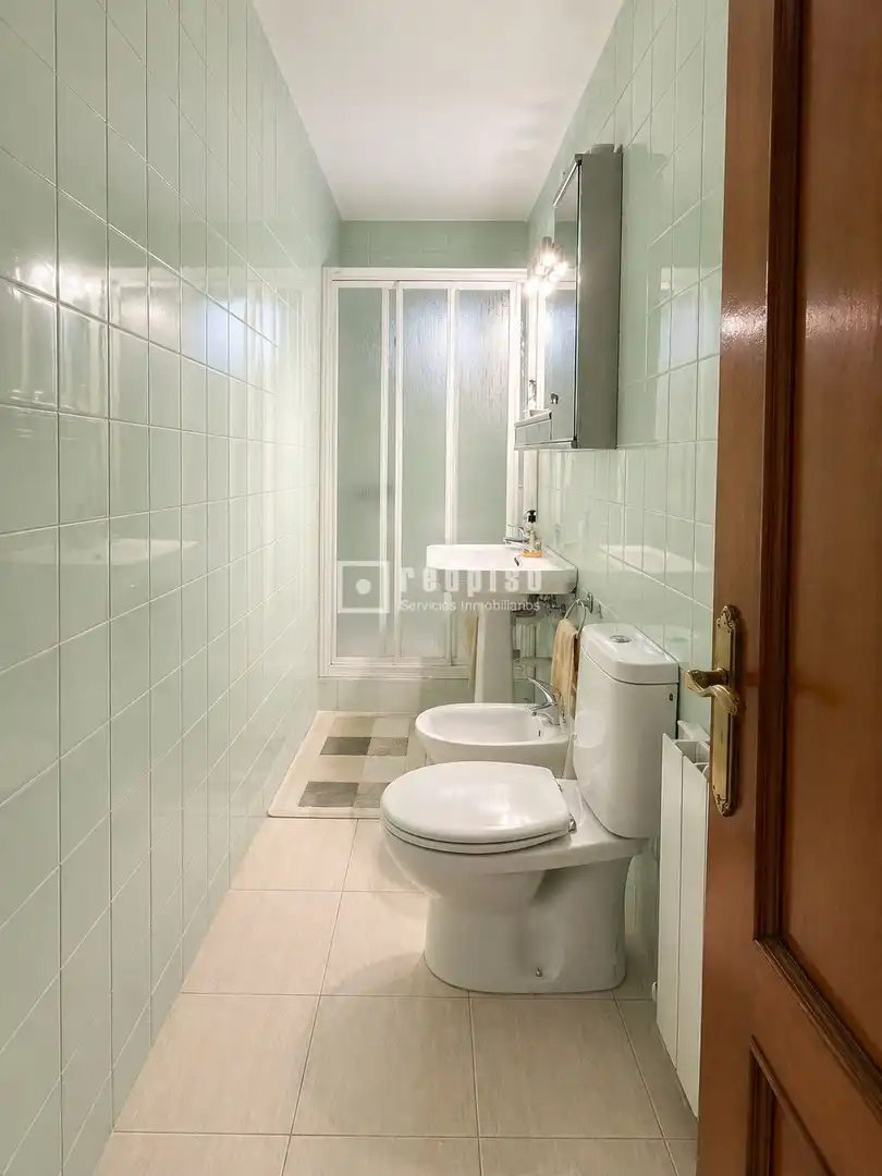 Bathroom of Flat for sale in Madrid  with Parquet flooring and Terrace