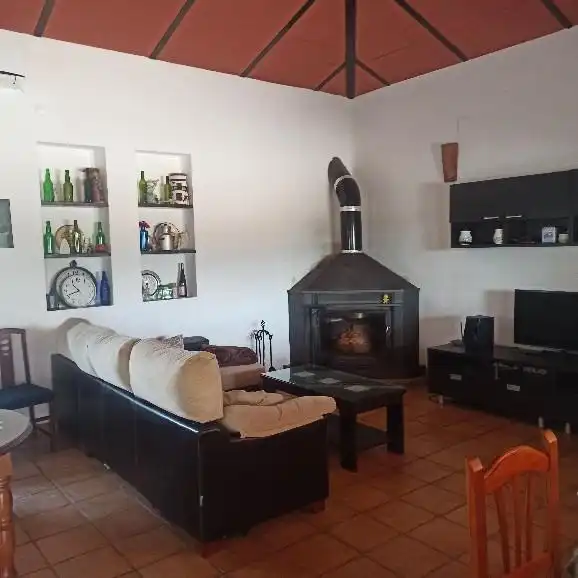 Sala d'estar de Finca rústica en venda en Almodóvar del Río amb Aire condicionat, Piscina i Alarma