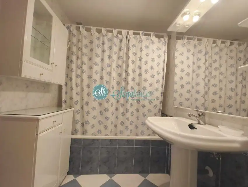 Bathroom of Flat for rent in Segovia  with Heating, Parquet flooring and Terrace