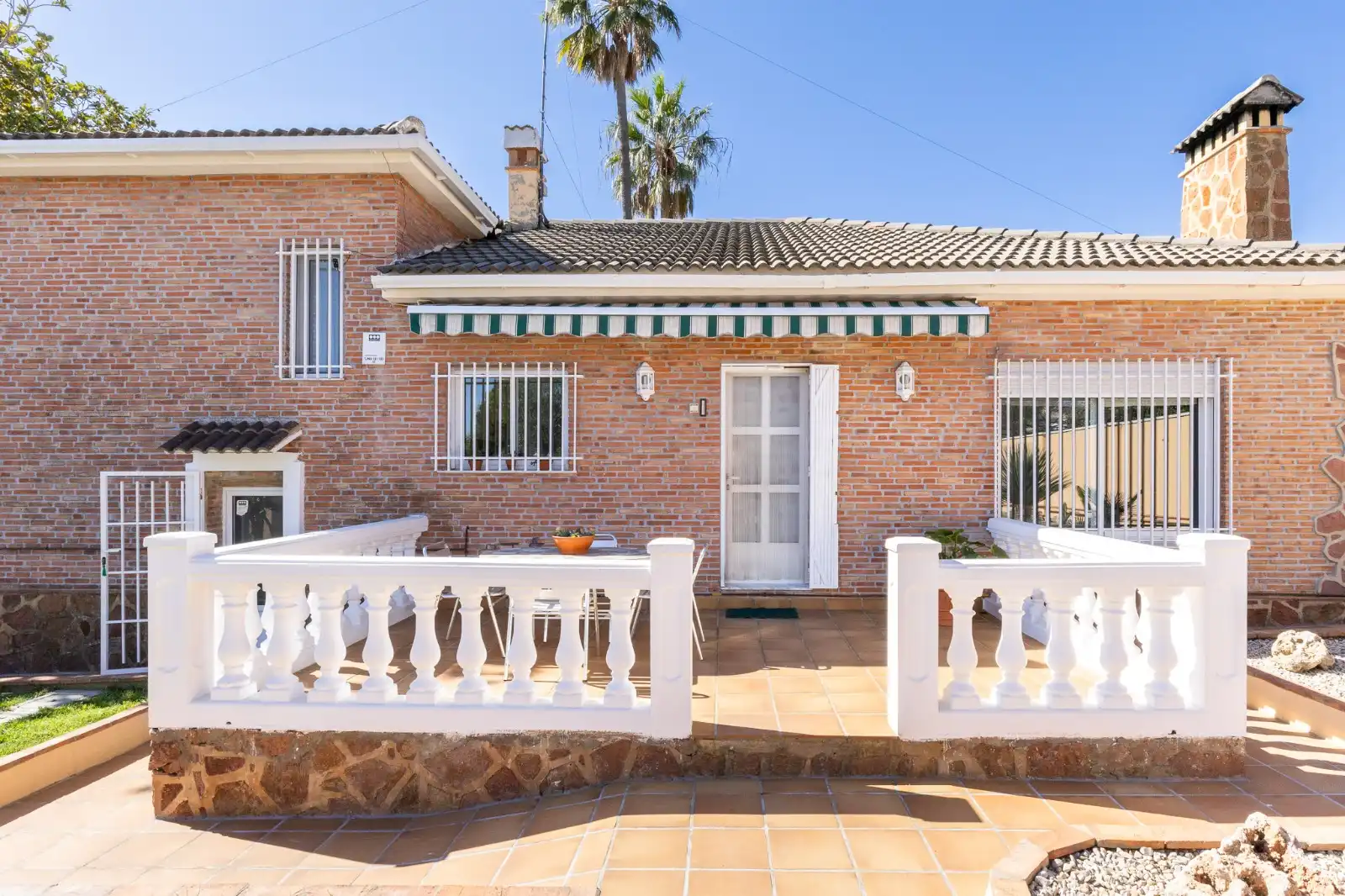 Vista exterior de Casa o xalet en venda en Montserrat amb Aire condicionat, Calefacció i Jardí privat