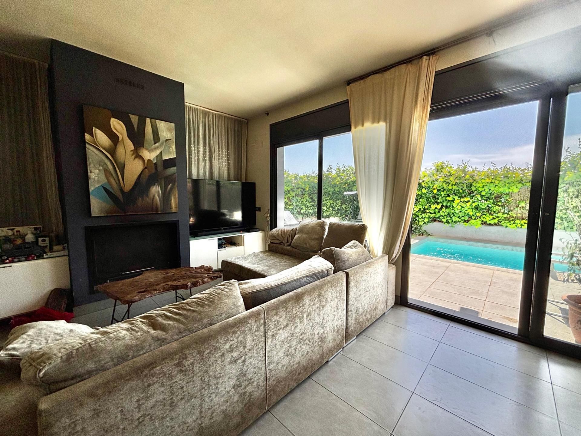 Living room of Houses for sale in Pineda de Mar  with Air Conditioner, Private garden and Terrace