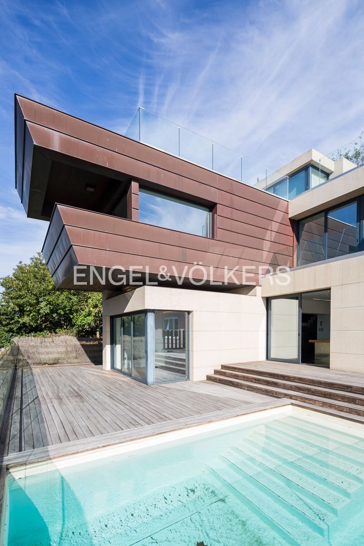 Vista exterior de Casa o xalet en venda en Oleiros amb Calefacció, Jardí privat i Terrassa