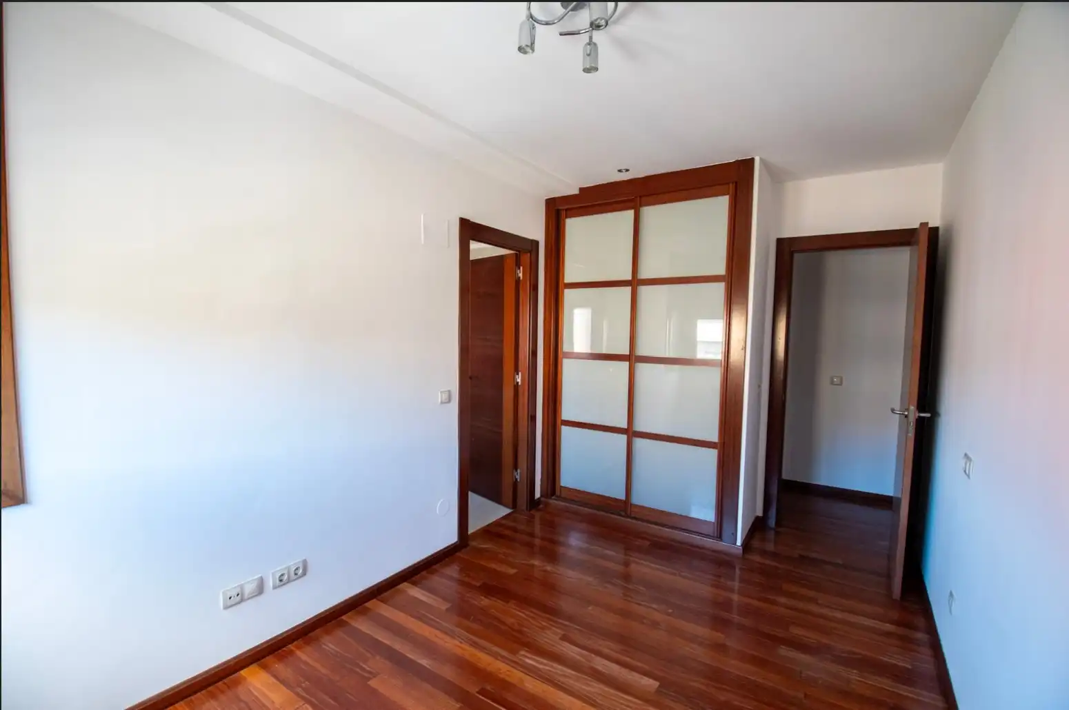 Schlafzimmer von Wohnung zum Verkauf in Avilés mit Heizung, Parkett und Abstellraum