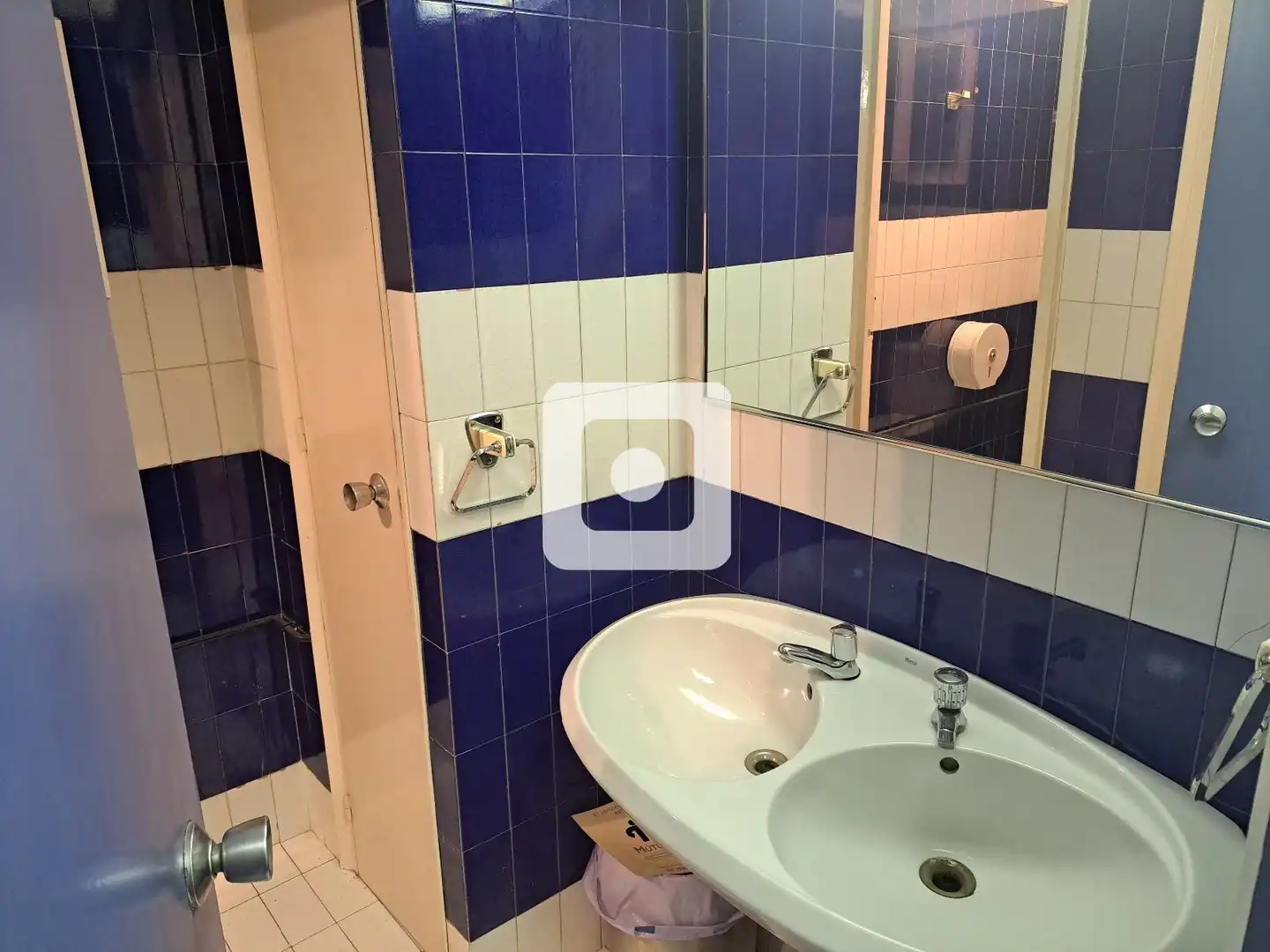 Badezimmer von Büro zum Verkauf in Terrassa mit Klimaanlage und Heizung
