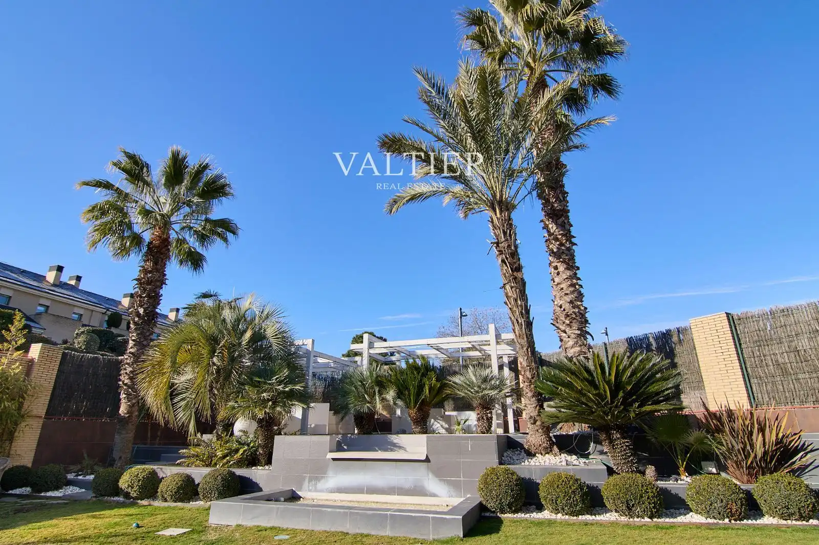 Vista exterior de Casa adosada en venda en Pozuelo de Alarcón amb Aire condicionat, Traster i Piscina
