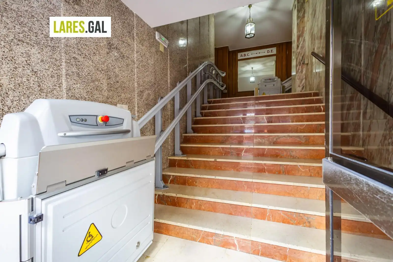 Piso en venta en Cangas  con Calefacción, Parquet y Terraza