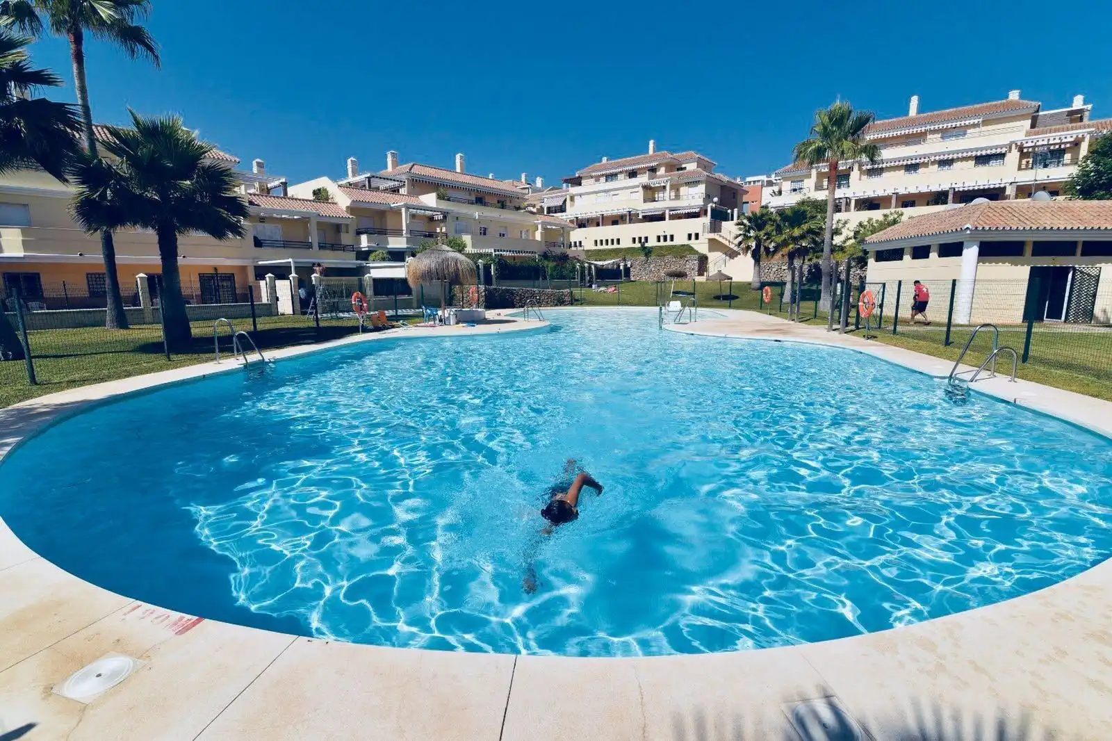 Piscina de Planta baja en venta en Vélez-Málaga con Aire acondicionado, Jardín privado y Terraza