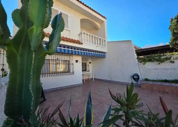 Vista exterior de Casa adosada en venda en La Manga del Mar Menor amb Aire condicionat, Jardí privat i Terrassa