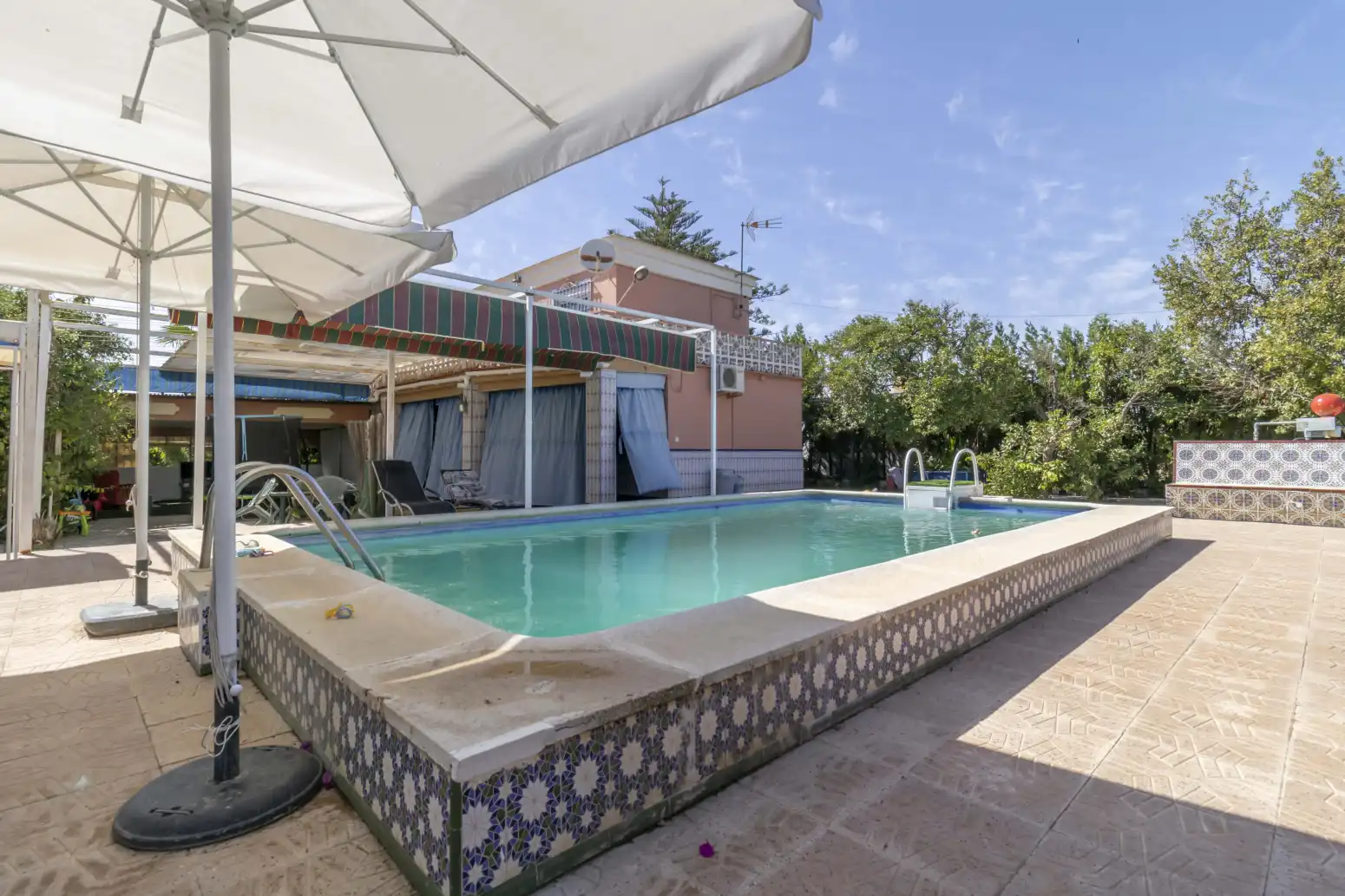Schwimmbecken von Haus oder Chalet zum Verkauf in Espartinas mit Klimaanlage, Terrasse und Schwimmbad