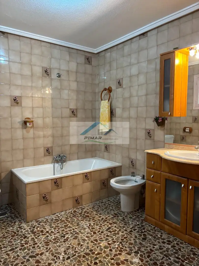 Baño de Piso en venta en Elche / Elx con Balcón