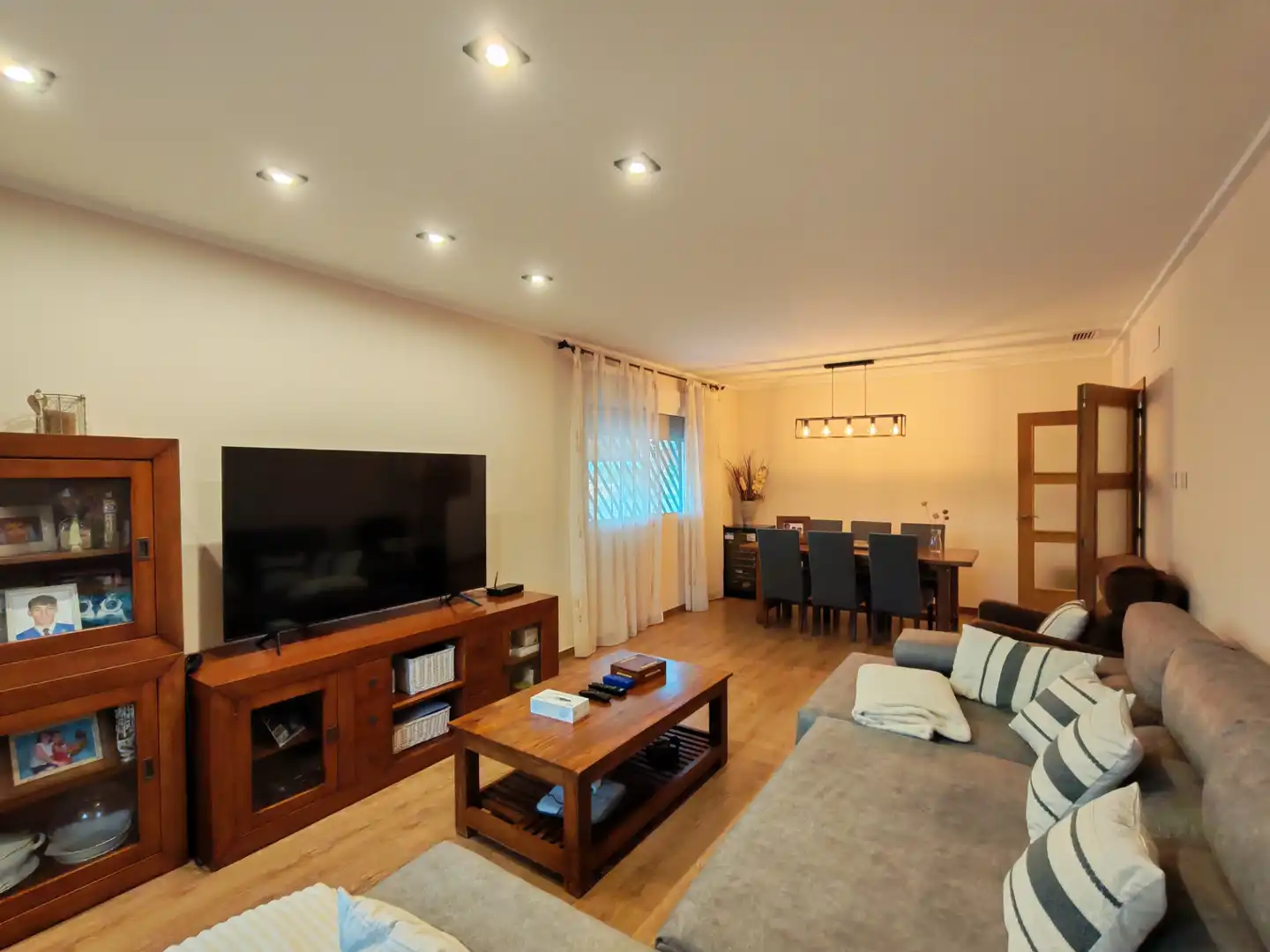 Wohnzimmer von Einfamilien-Reihenhaus zum Verkauf in Elche / Elx mit Klimaanlage, Privatgarten und Terrasse