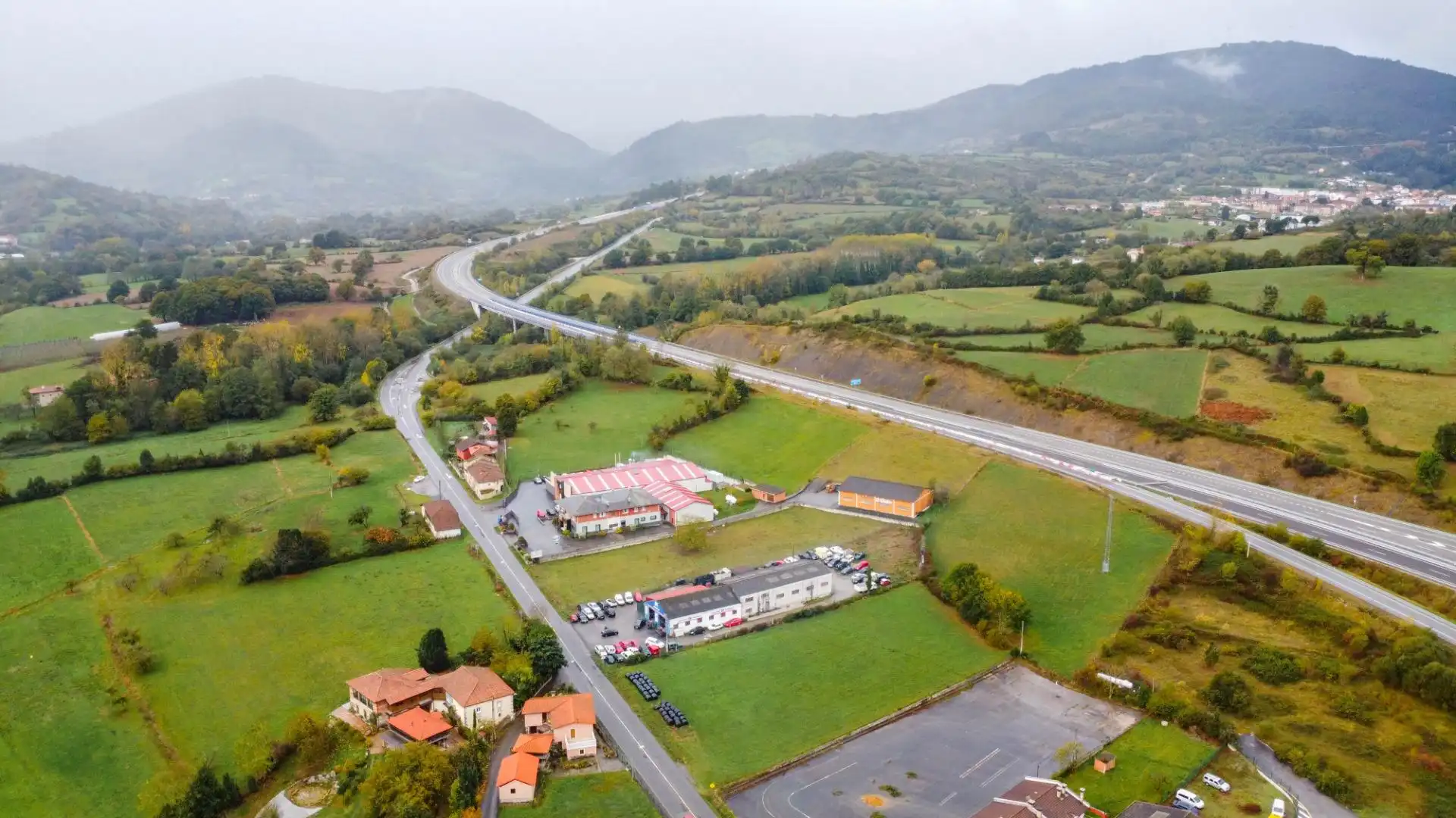 Vista exterior de Casa o chalet en venta en Salas con Calefacción, Jardín privado y Amueblado