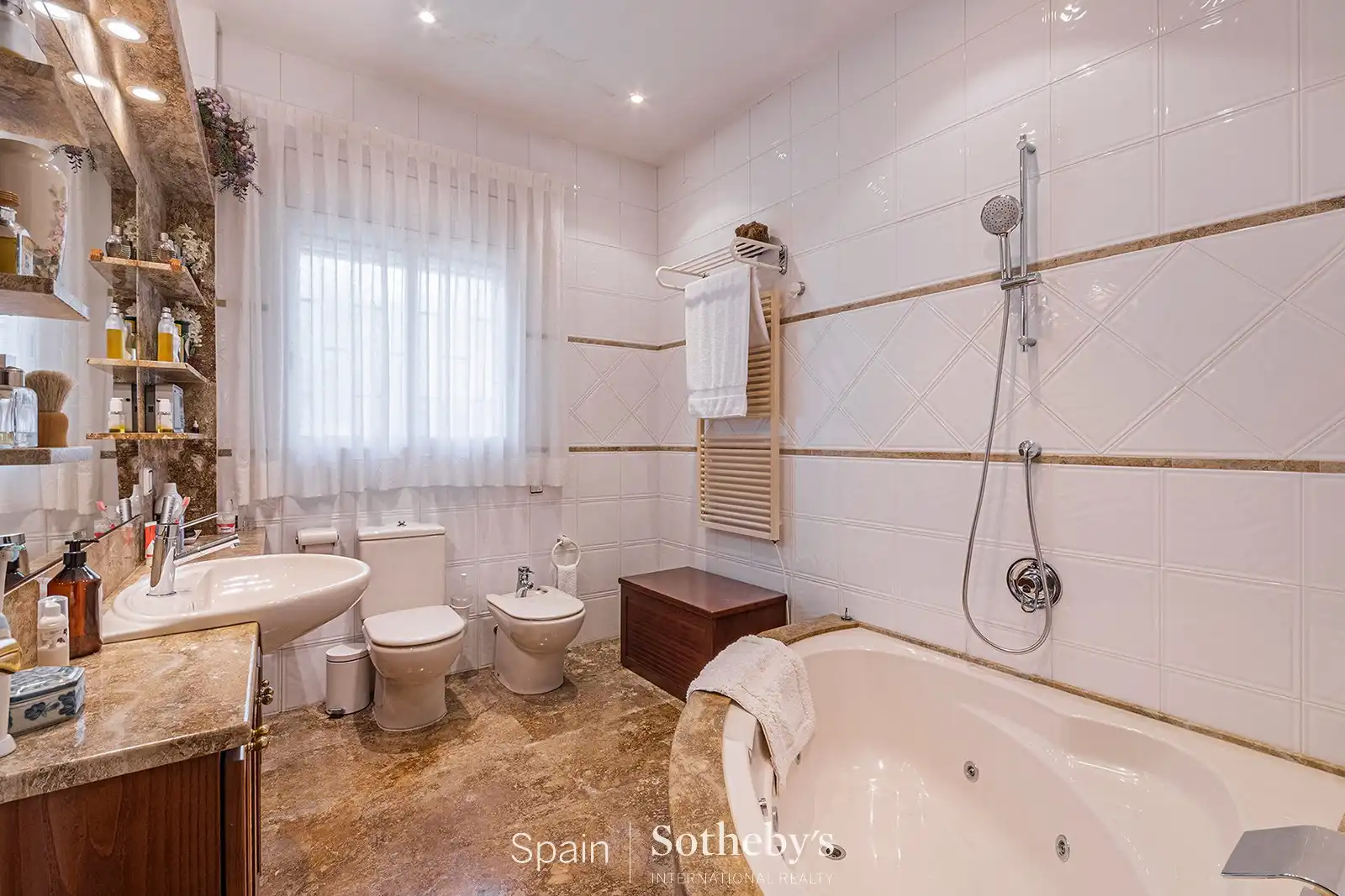 Bany de Casa o xalet en venda en Barcelona amb Aire condicionat, Calefacció i Jardí privat