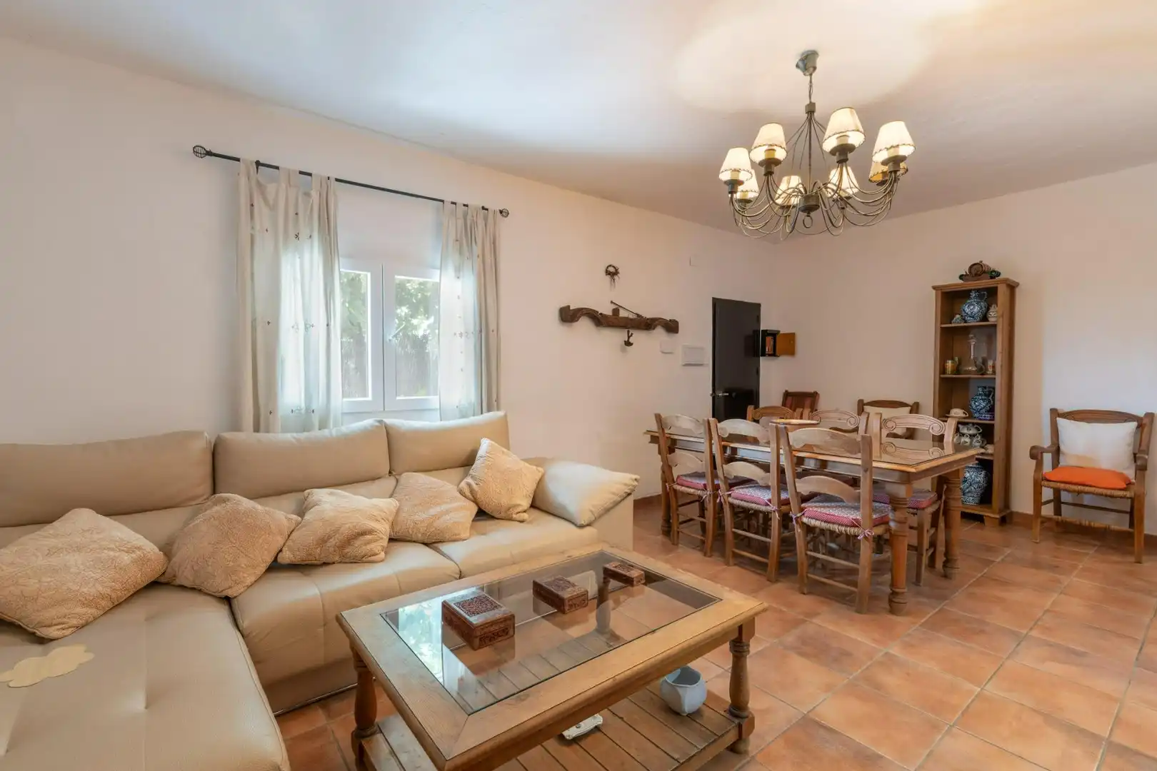 Sala d'estar de Finca rústica en venda en Fuente Vaqueros amb Calefacció, Jardí privat i Piscina