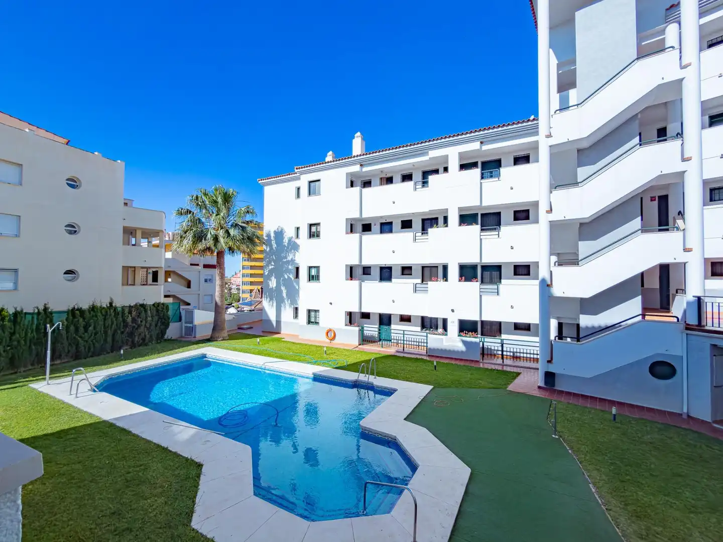 Vista exterior de Pis en venda en Fuengirola amb Aire condicionat, Terrassa i Piscina comunitària