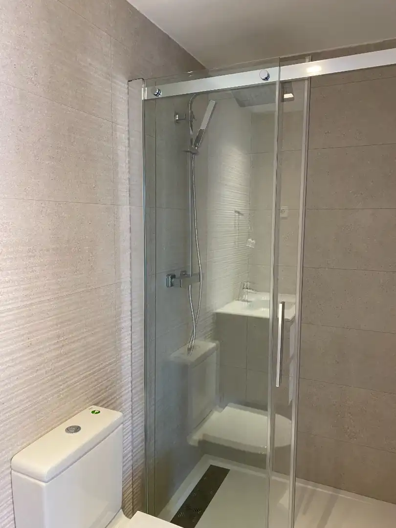 Baño de Apartamento de alquiler en Pozuelo de Alarcón con Aire acondicionado, Calefacción y Trastero