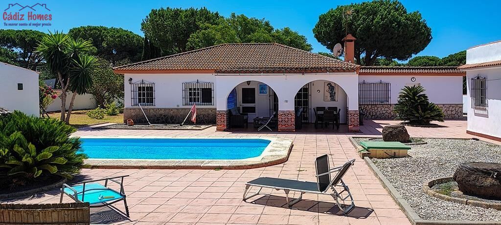 Exterior view of House or chalet for sale in Chiclana de la Frontera  with Air Conditioner, Private garden and Swimming Pool