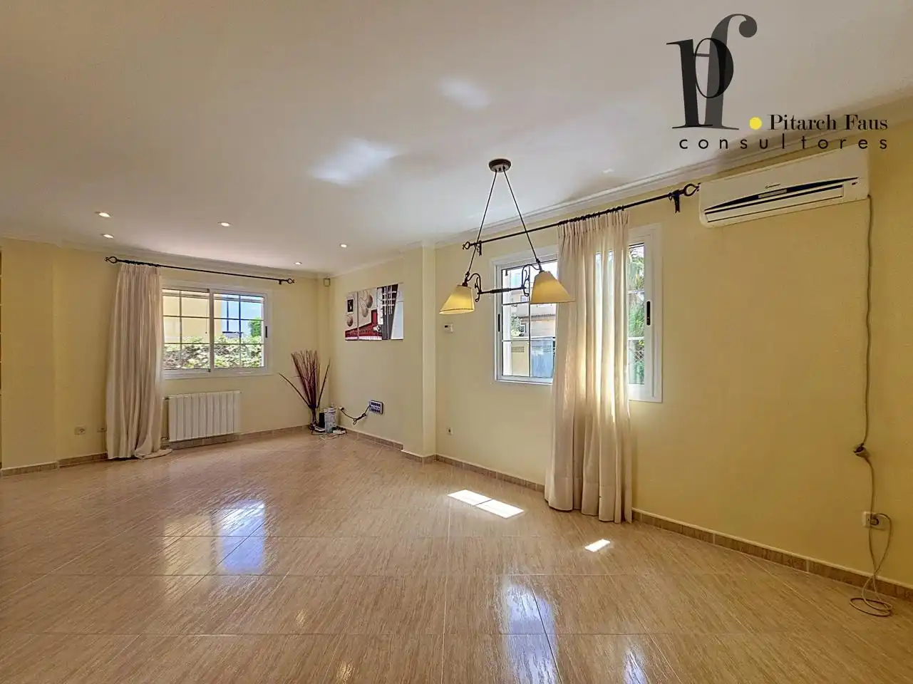 Sala de estar de Casa o chalet en venta en La Pobla de Vallbona con Aire acondicionado, Calefacción y Jardín privado
