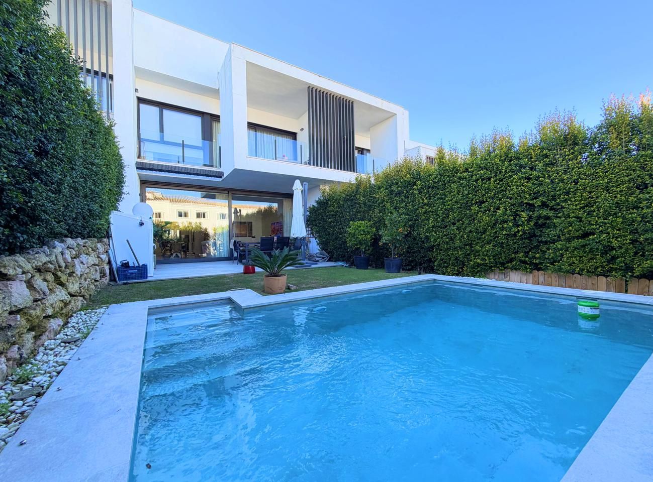 Swimming pool of Single-family semi-detached for sale in Sotogrande  with Air Conditioner, Heating and Parquet flooring
