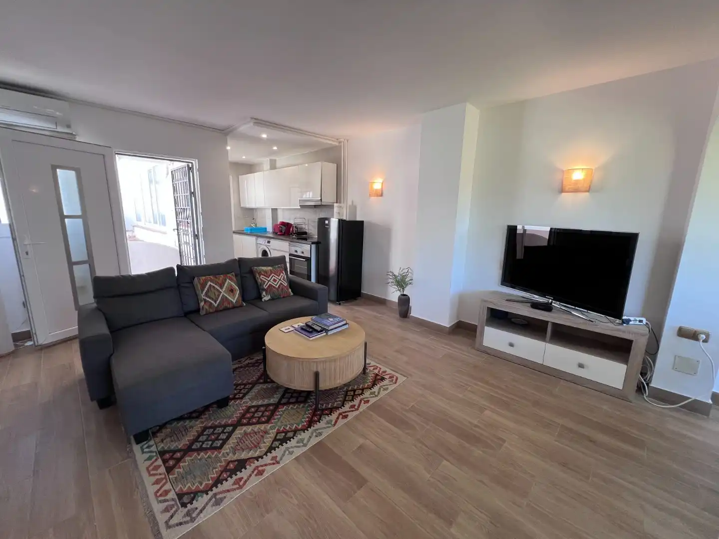 Living room of Flat for rent in Estepona  with Air Conditioner, Internet and Community pool