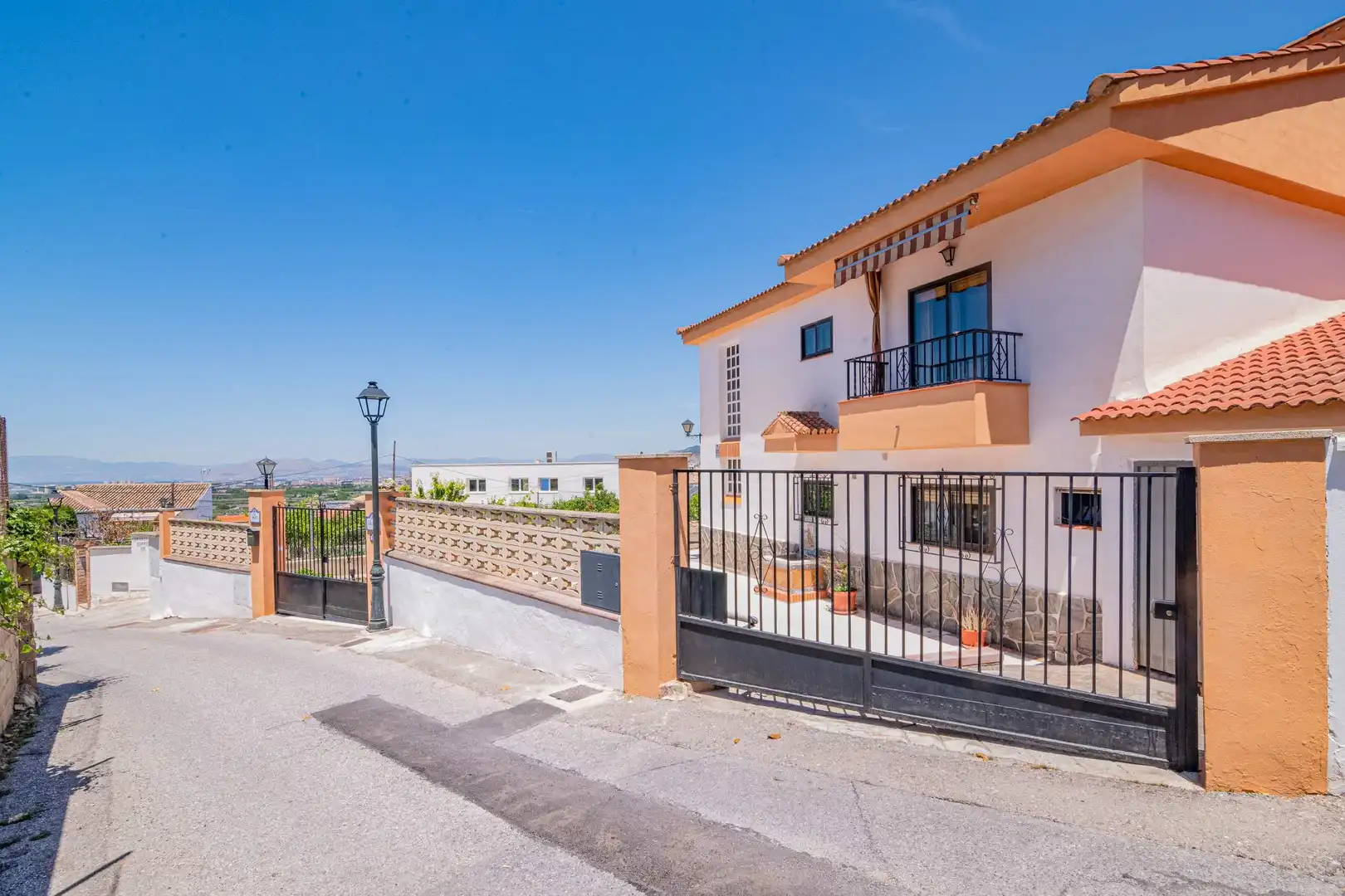 Vista exterior de Casa o xalet en venda en Cájar amb Calefacció, Jardí privat i Piscina