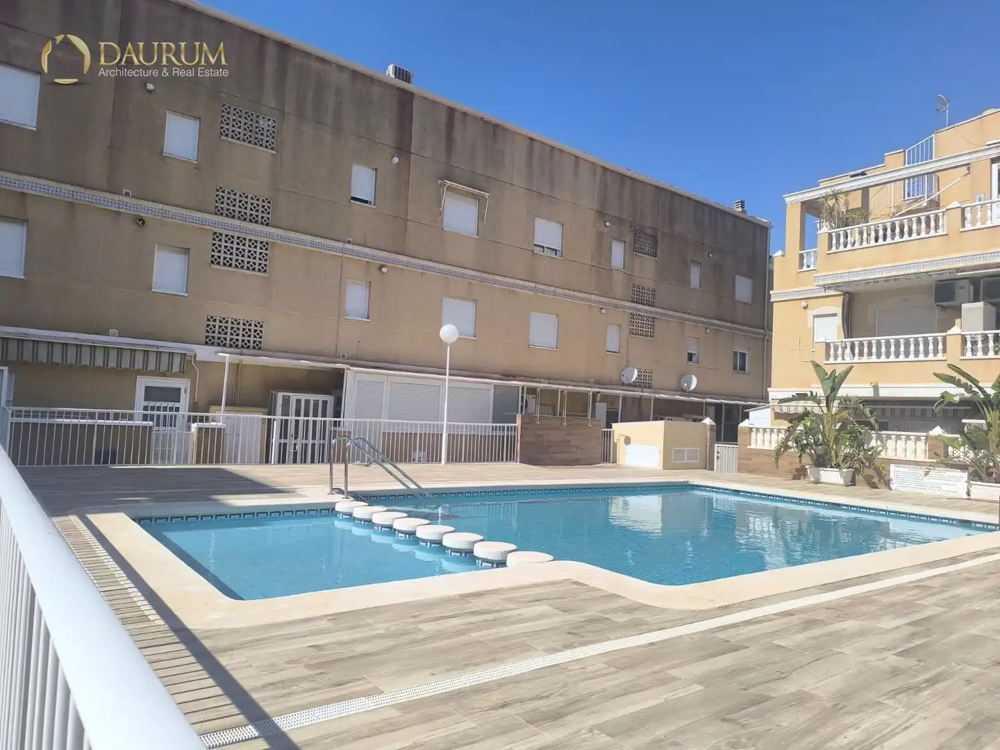 Schwimmbecken von Einfamilien-Reihenhaus zum Verkauf in Santa Pola mit Klimaanlage, Heizung und Privatgarten
