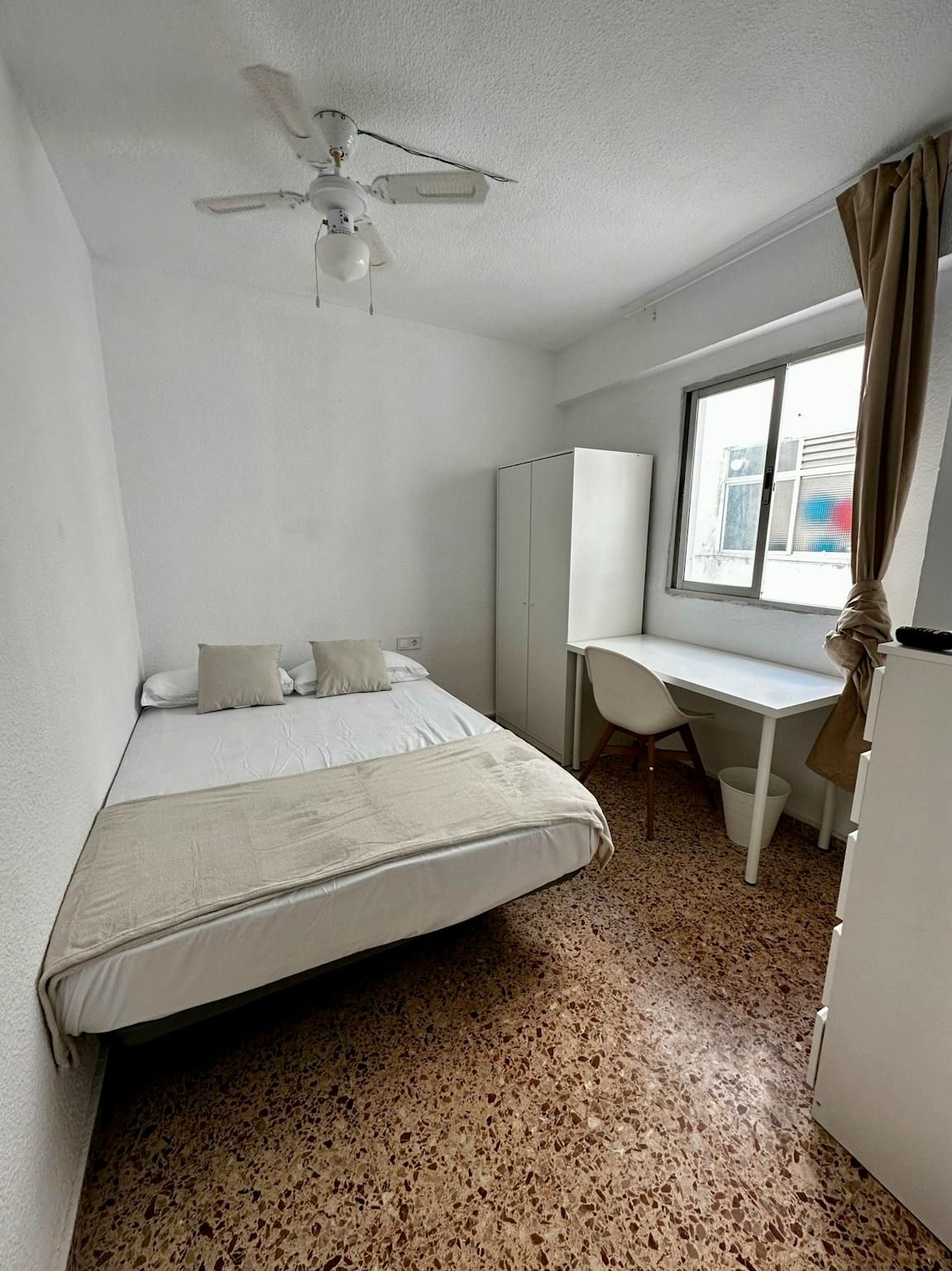 Bedroom of Flat to share in  Valencia Capital  with Washing machine and TV