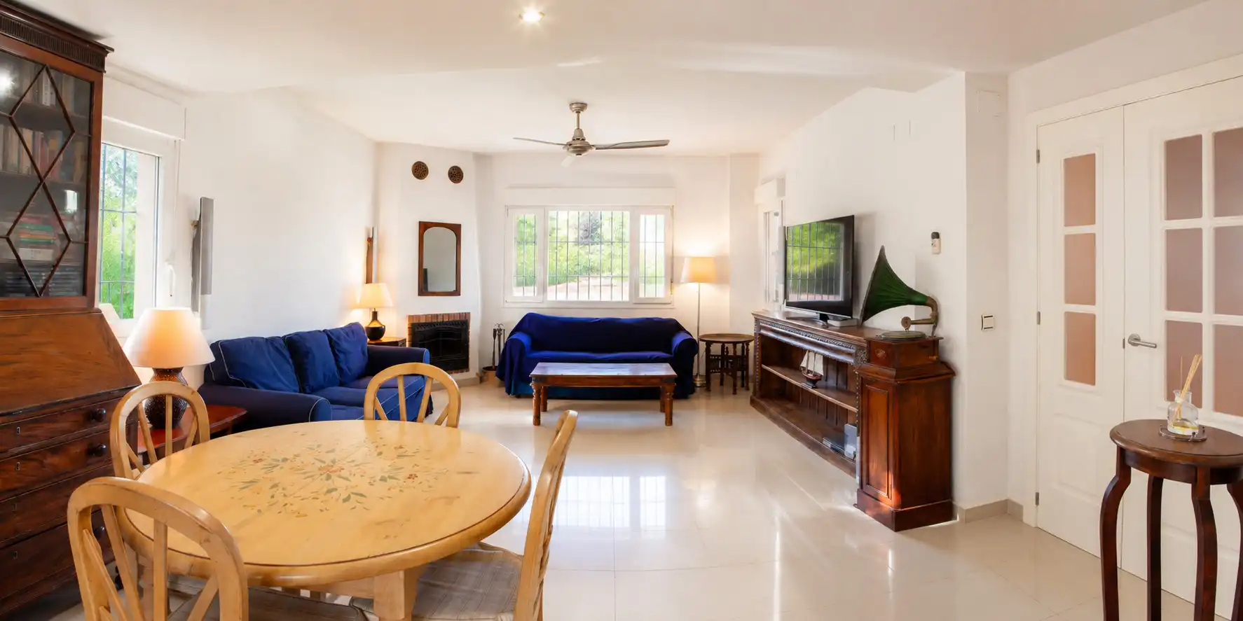 Living room of Houses for sale in Espartinas  with Air Conditioner, Private garden and Oven